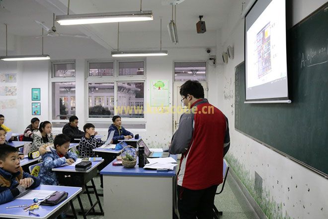 南师大附属实验学校成功举办编程一小时活动